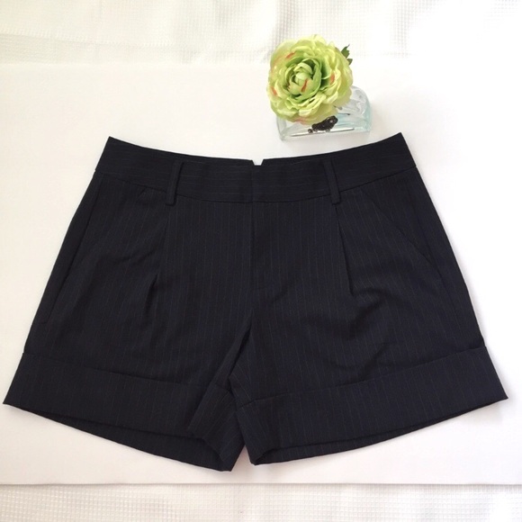 Gap Cuff Shorts - Picture 2 of 6